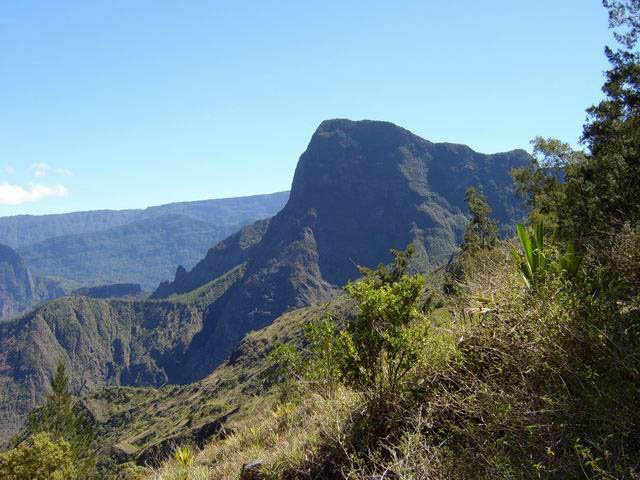 La Roche Ancrée est au fond de la vallée au pied du Piton des Calumets