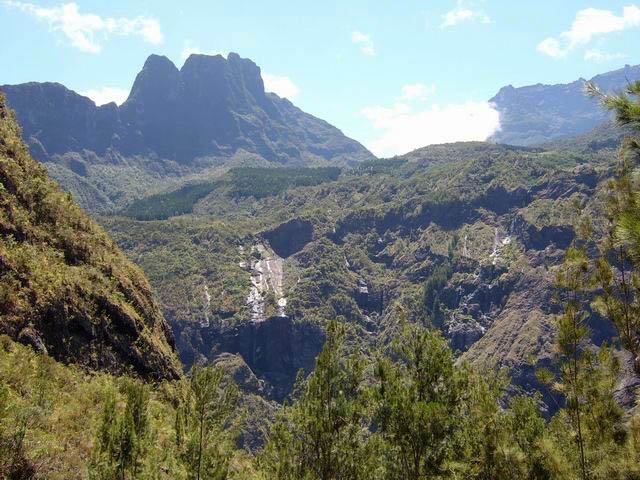 Du col du Bronchard, on aperçoit le plateau de la Nouvelle au pied du Morne de Fourche