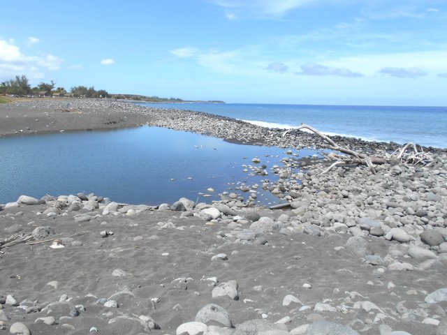Le gué de galets séparant la mer de l'étang du Gol