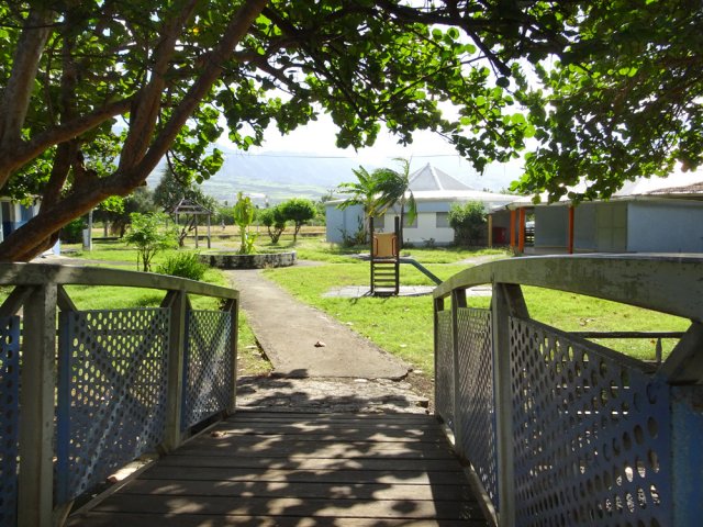 Passer la première passerelle vers le terrain de sport