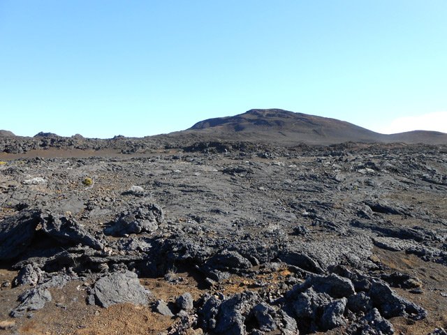 Le départ du parking s'effectue sur de larges plaques de lave