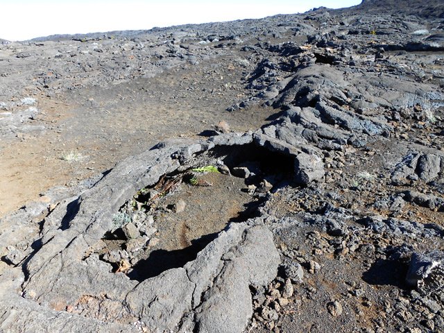 Anciennes traces de tunnels de lave