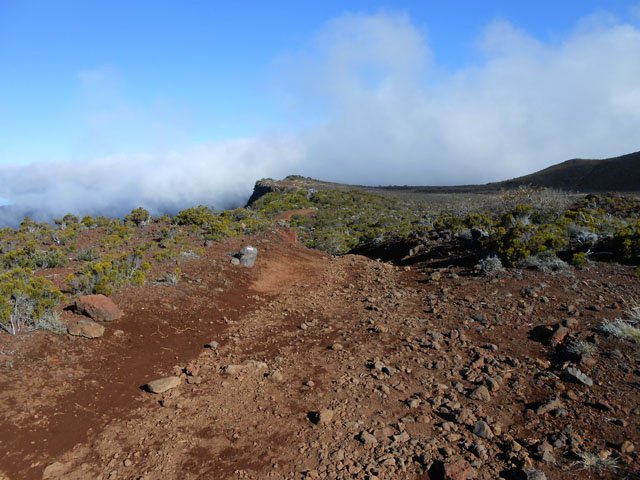 Le sentier d'approche parfois très près du rempart