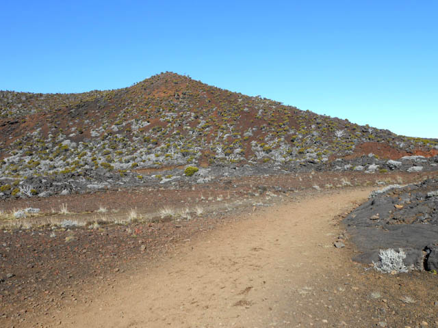 On peut choisir entre la piste ou le sentier, toujours proches