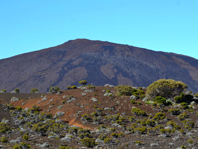 Le rempart presque dénudé cache une partie du Piton de la Fournaise