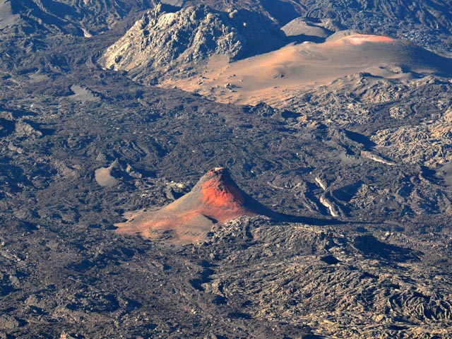Dans l'Enclos Fouqué, des dizaines de minuscules cratères, vestiges d'éruptions passées