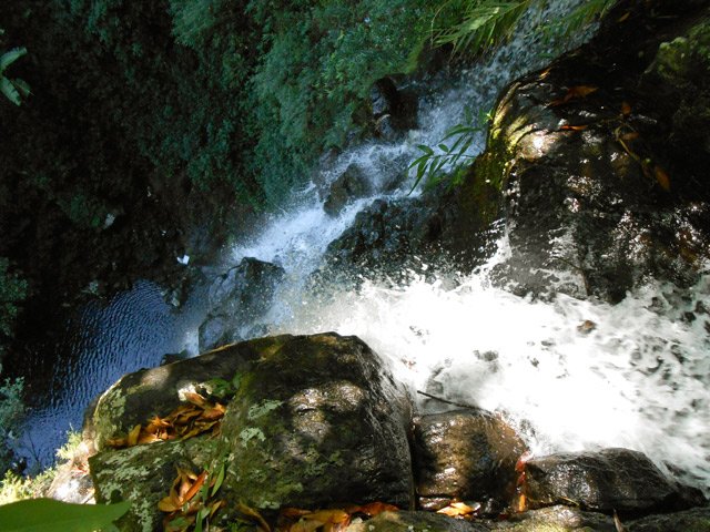 La cascade surmontée de sa passerelle en début de descente