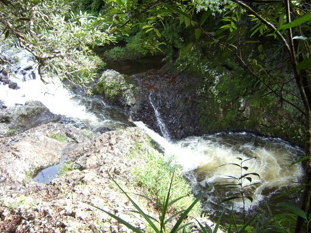 Bassin à remous dangereux en remontant vers l'amont. A éviter sans matériel