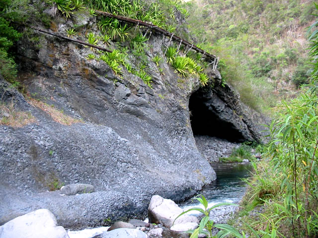 La Caverne de la Petite Ravine à quelques pas de l'arrivée du sentier du Bras de Pontho