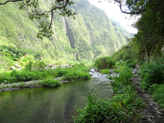 Une belle trace longe la rivière