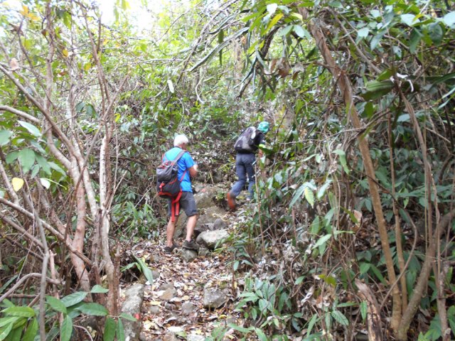 L'ascension débute sur les pierres