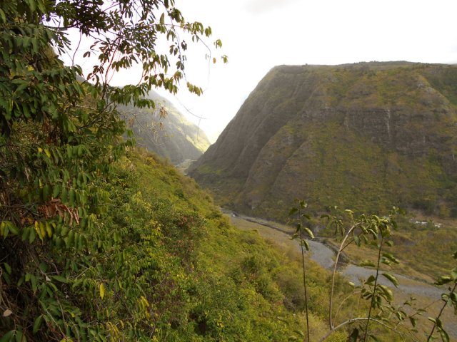 On voit toute la vallée depuis les portions de sentier en corniche