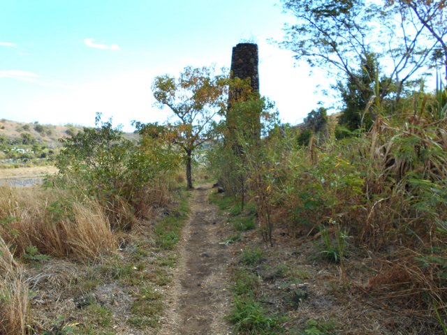 Passage près du vieux pylône en pierre. Son jumeau se trouve sur l'autre rive