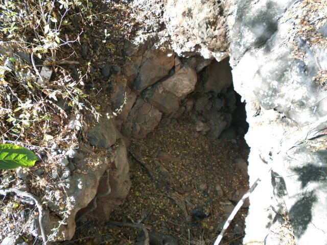 La sortie d'un tunnel de canal de transport d'eau avant la fin de la descente
