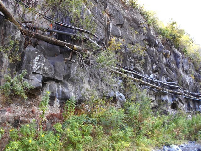 On longe les tuyauteries fixées à la falaise basaltique