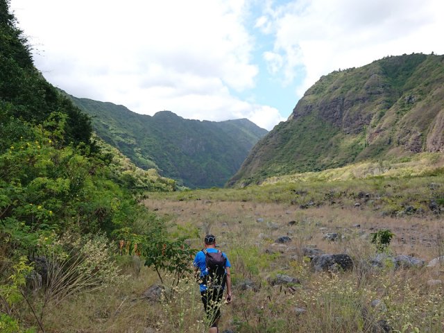On devine au loin l'Îlet Malidé dans un virage de la rivière des Galets