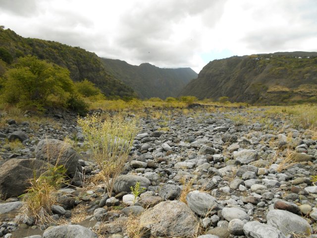 Les champs de galets prennent fin au talus qui approche