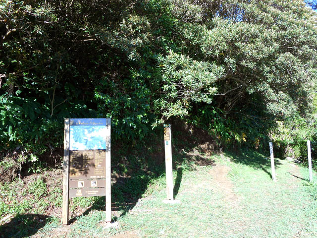 Les deux départs de sentiers et le panneau près du kiosque