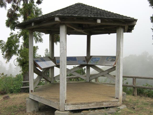 Le kiosque vieillissant propose encore des panneaux en bon état