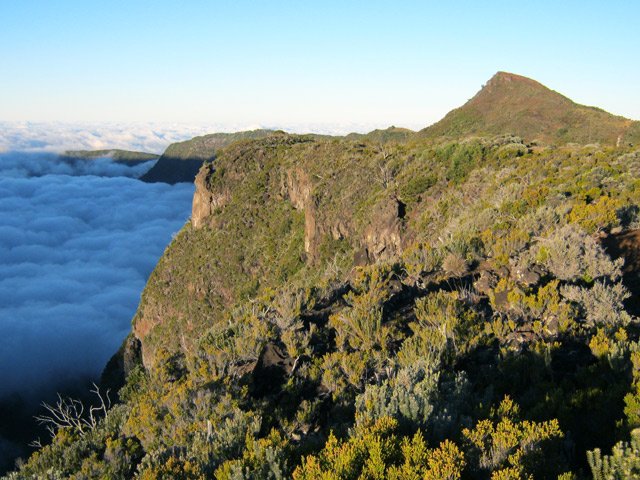 Le Nez de Bœuf au soleil alors que la vallée est encore ennuagée