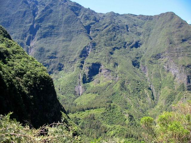Derrière ce rempart de l'Îlet Tommy : la Plaine des Remparts domine à 1400 m
