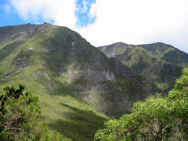 Perchés à plus de 2200 m, le Cratère Commerson et le Trou Fanfaron. (à gauche)
