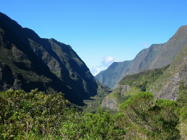 Longue descente vers Roche Plate qu'on aperçoit dans la vallée