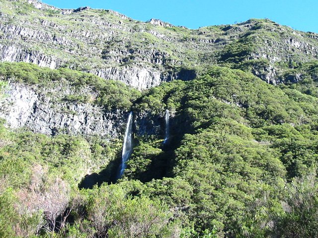 Quelques sources donnent naissance à de belles cascades