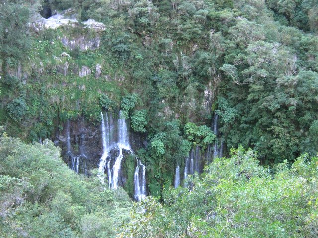 La cascade Langevin vue depuis la petite route de Grand Galet