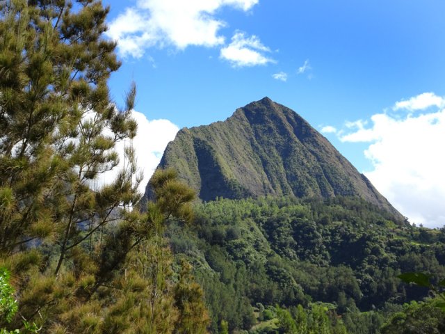 L'imposant Piton Cabris qui domine Aurère