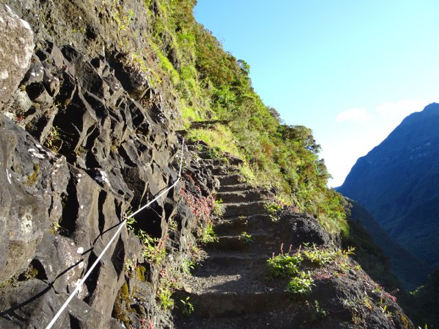 Le vertigineux escalier remontant vers Deux Fesses