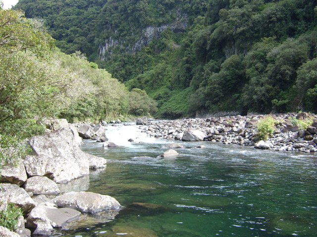 L'eau est transparente mais le courant fort