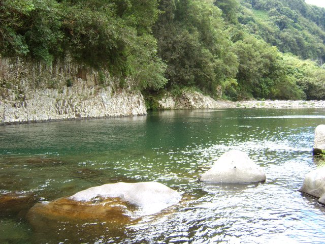 Belle étendue d'eau très calme