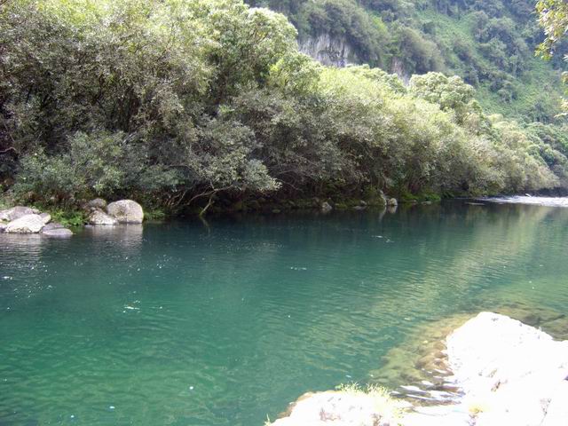 Un autre bassin au pied de falaises rocheuses