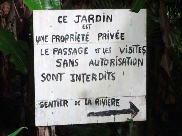 Partir à droite comme l'indique le panneau