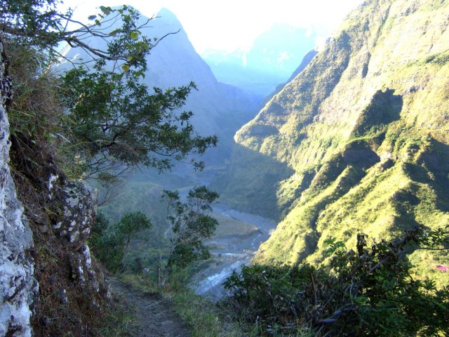 Une portion de sentier étroite en corniche