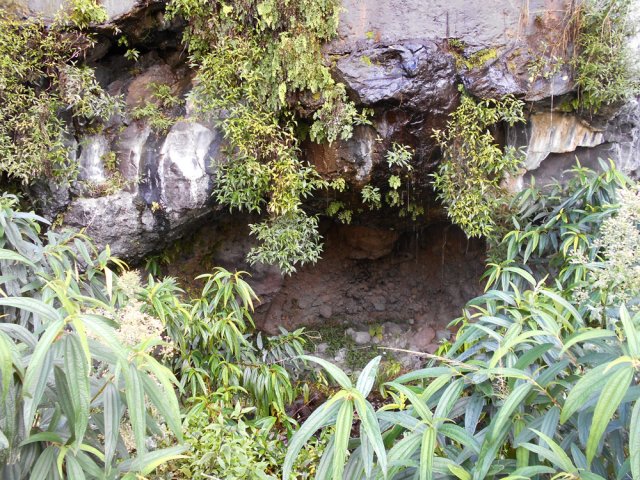 Une grotte sur la gauche, sous les tuyaux