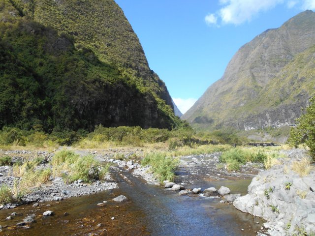 Il faudra souvent couper la rivière à gué ou les pieds dans l'eau