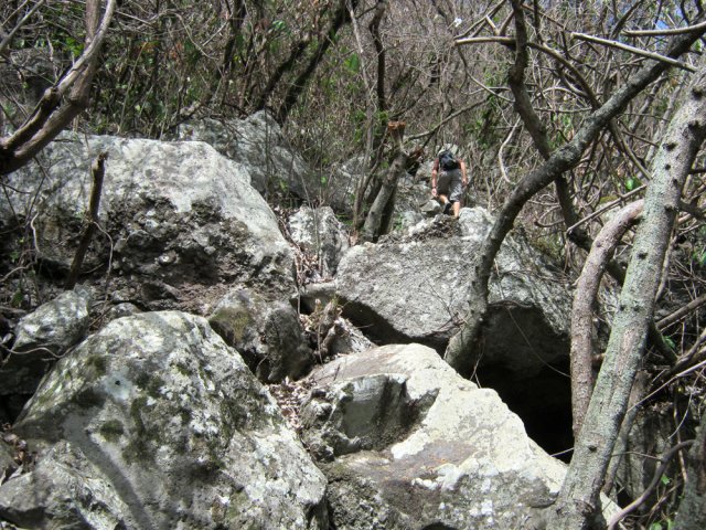 Il faut escalader d'impressionnant pierriers, heureusement stables