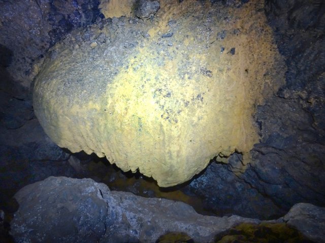 Une concrétion de couleur jaune