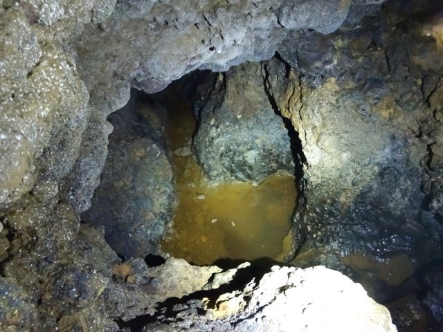 L'eau coule régulièrement dans le tunnel