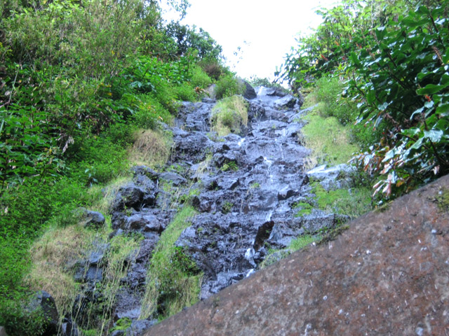 Le captage béton qui récupère l'eau de la chute