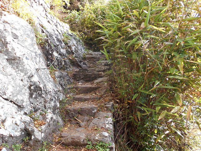 Passage étroit sur portion maçonnée avec câble de sécurité