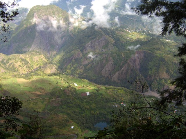 Le Piton d'Anchain et la Mare à Poule d'Eau durant la montée depuis Hell Bourg