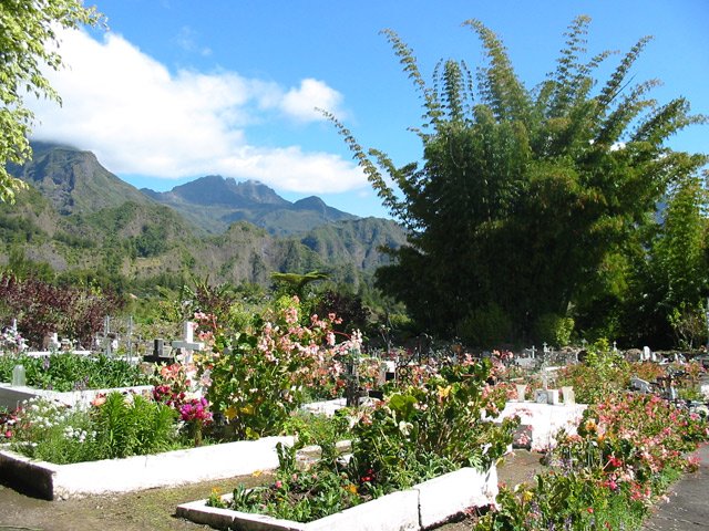 Un court passage au cimetière fleuri du bourg