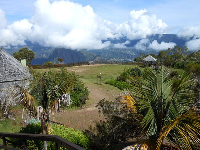 Le large belvédère pour profiter des paysages sur Salazie