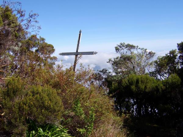 La croix de Cap Anglais près de son oratoire avant la descente vers Hell-Bourg