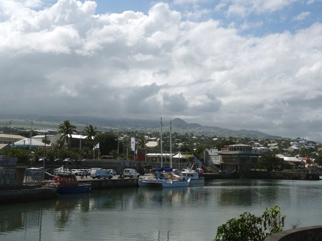 Le front de mer et la capitainerie depuis la jetée