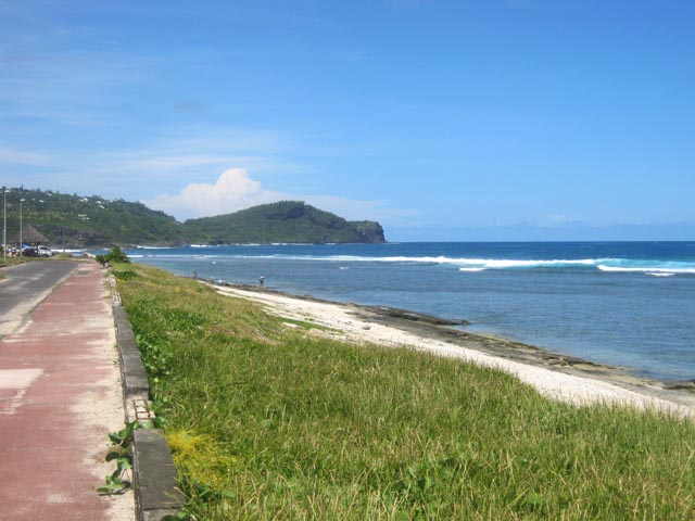 La plage de Grands Bois. Si on aperçoit les coraux on pourra poursuivre sur les roches