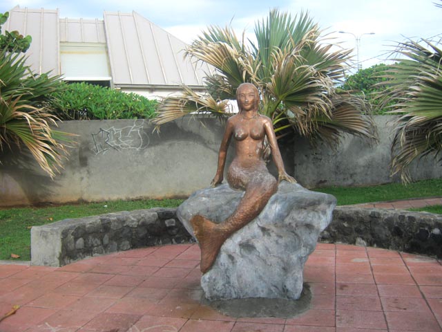 La sirène marque le début de la piste qui longe la plage